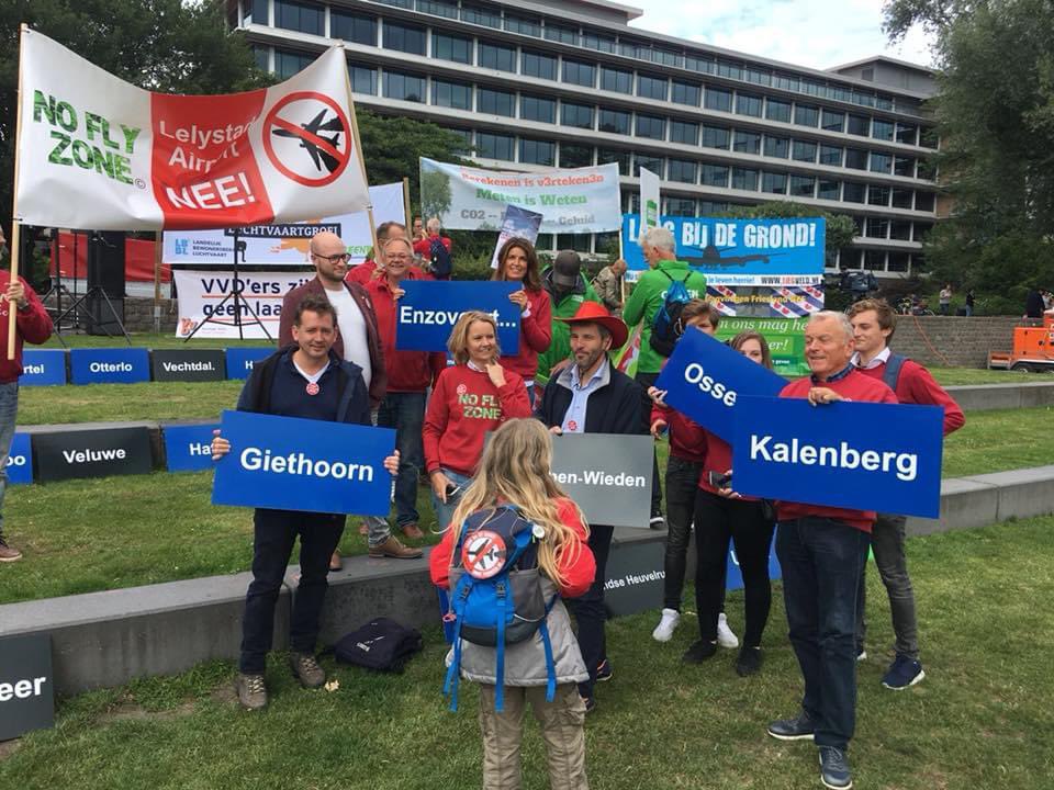 In 2018 demonstreerden we al tegen opening Lelystad Airport. Ook nu niet! <a href="/BGLinfo/">BuitenGewoonLeefbaar</a> <a href="/GrLiStnwijkrlnd/">GrLi-Steenwijkerland</a> <a href="/PietervdPloeg/">Pieter van der Ploeg</a> <a href="/abpaasloo/">André Bus</a>
