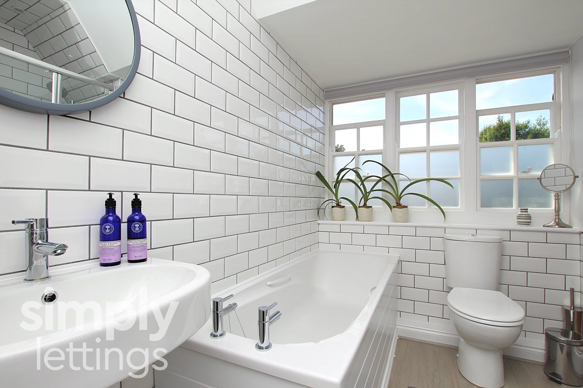 #ToLet A charming two bedroom #Flat close to #Hove Cricket Ground - £2,000pcm! VIDEO TOUR: youtube.com/watch?v=gRU_aL… PROPERTY DETAILS: simply-lettings.co.uk/property/wilbu… Call 01273 729 000 to view! #Lettings #Property #Brighton #SimplyLettings