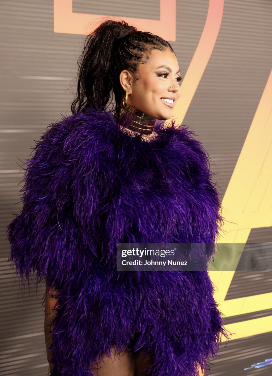 primeiro (de muitos) tapete vermelho internacional da gatinha 💫👑💜