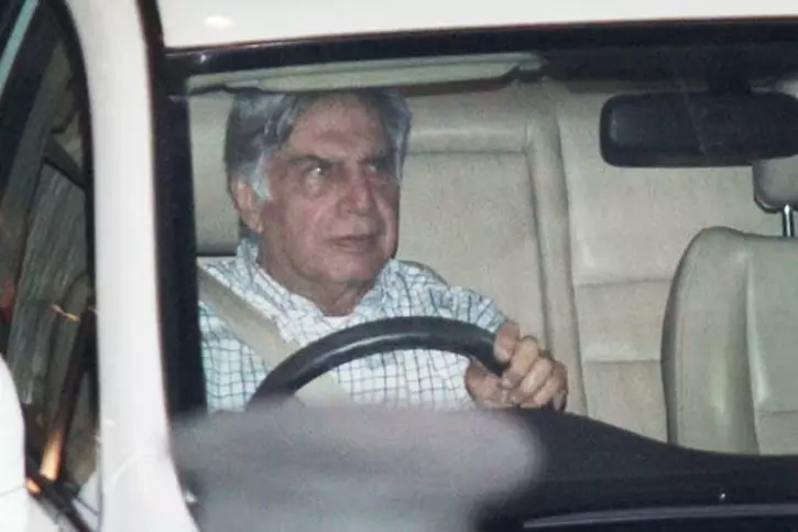 EvanLuthra's tweet photo. 5. Billions in the bank, but grounded to the earth.

Ratan Tata, despite his success, remains humble.

He often sits beside his driver and even enjoys driving himself when he can. https://t.co/b0inWlNq2h