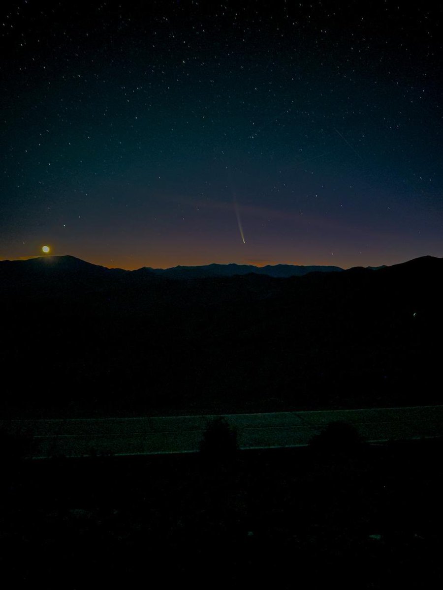 LCOAstro's tweet photo. Cometa C/2023 A3 desde @LCOAstro hoy al amanecer. El objeto es brillante, por lo que es posible fotografiarlo con el celular.
Crédito: Felipe Besser (LCO), con su Iphone.
.
.
#lifeatlco #cometa #astronomía #astrofísica #parati https://t.co/7PoQlH5P5s