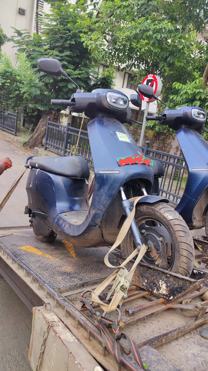 the_artistaaa's tweet photo. @kunalkamra88 @nitin_gadkari @jagograhakjago After keeping my scooter for 2 months, this is the service I get. It only moved forward after I called customer support 10 times, begging for updates. On top of that, they charged me 7K as 'goodwill' for this kind of service. https://t.co/uhVcP74z3r