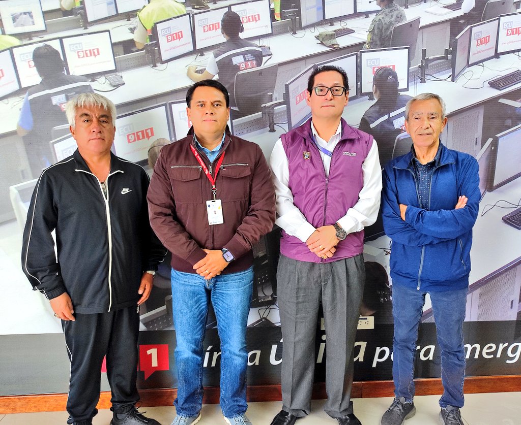 MarcoMinaca's tweet photo. Recibí a representantes de barrios, centros educativos junto con Alberto López, Jefe Político del cantón #Alausí.
Se plantearon estrategias para fortalecer la seguridad en la localidad con la implementación de cámaras de #VideovigilanciaECU911.

@GoberChimborazo https://t.co/7UPgEfoiUy