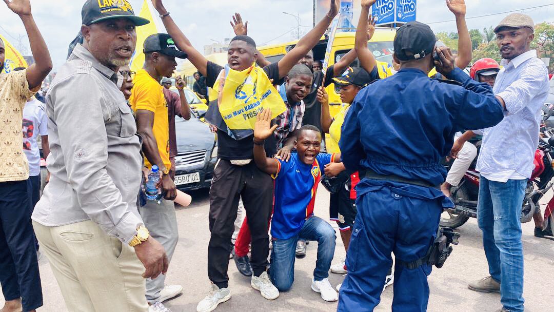 mulumbaj223's tweet image. Le régime en place a pris en otage les services publics.C’est le cas avec la #police congolaise.Mais quoiqu’il en soit #Biso Alliance pour le changement nous serons toujours dans la Rue.  
Seule la lutte libère ✊
@allchangement @MatangilaJulie @pmayinga1 @pmgalance @Receveur_X