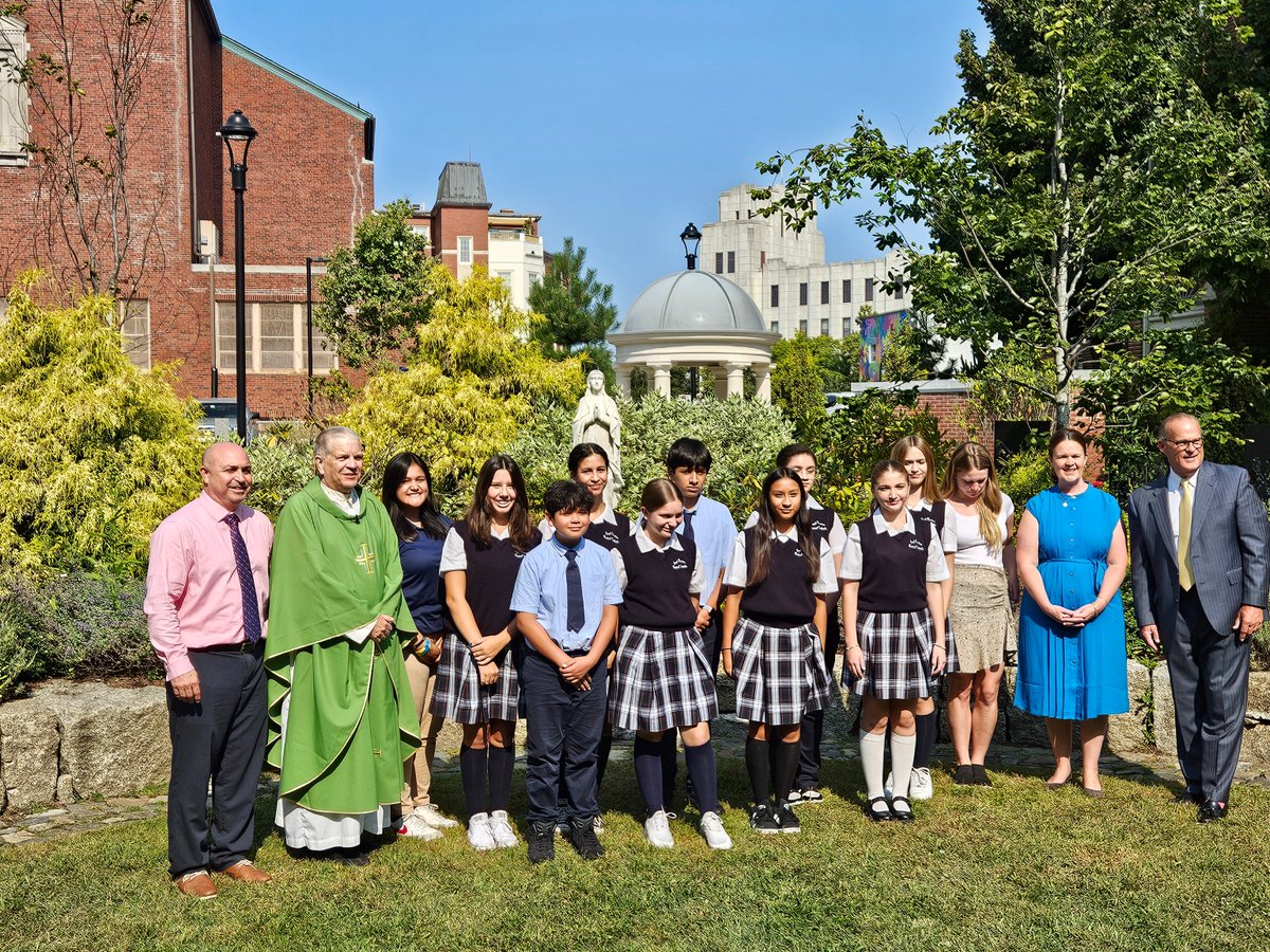 CSOboston's tweet photo. Supt. McLaughlin joined East Boston Central Catholic in celebrating an all school Mass at the beginning of the school year. May God continue to bless our schools!
#EastBoston #CatholicSchools #SchoolMass #BlessOurSchools #CommunityCelebration https://t.co/vrp2Y2c0zW