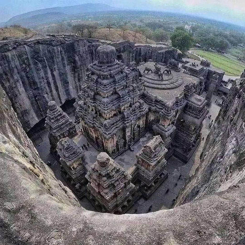 It may sound impossible but give it a moment's thought.

This is architecture in reverse — rather than building up, you carve your way down.

It's called rock-cut architecture, and it's amazing. Here are its greatest masterpieces... 🧵