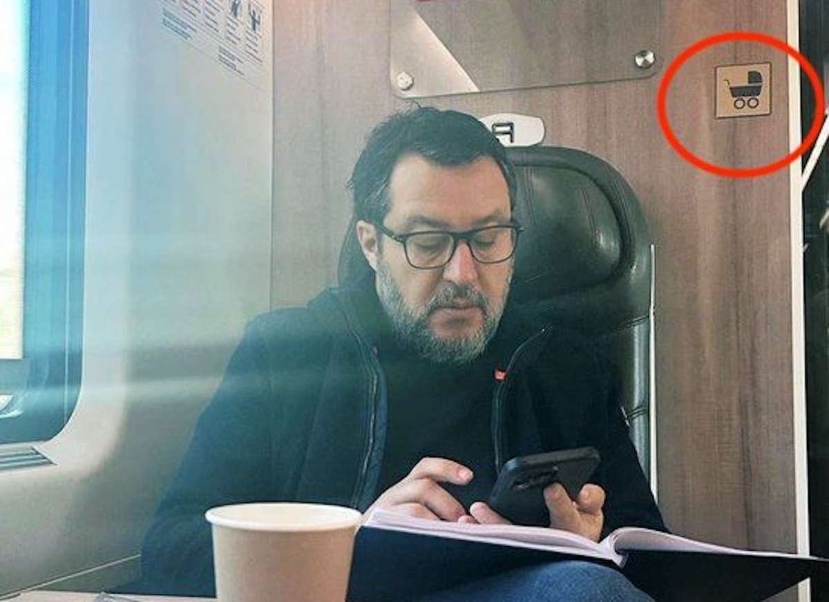 Mauri05_2020's tweet image. Aldo Cazzullo: "Salvini è il peggior Ministro dei Trasporti da quando è stata inventata la ruota".
Non sa neanche dove deve sedersi; non certo in quelli riservati alle donne incinte.