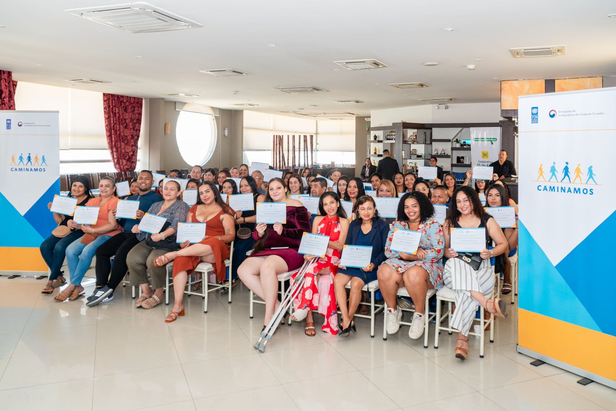 PNUDEcuador's tweet photo. La educación financiera clave para empoderar a las comunidades 🌟
📚Más de 260 personas de #Cuenca y #Portoviejo participaron en el programa de educación financiera💰 de la iniciativa #Caminamos de @PNUDEcuador con el apoyo de @CoreaEmbEC .
Conoce más➡️ https://t.co/DvA9GI7thl https://t.co/C3K4pgVr8p