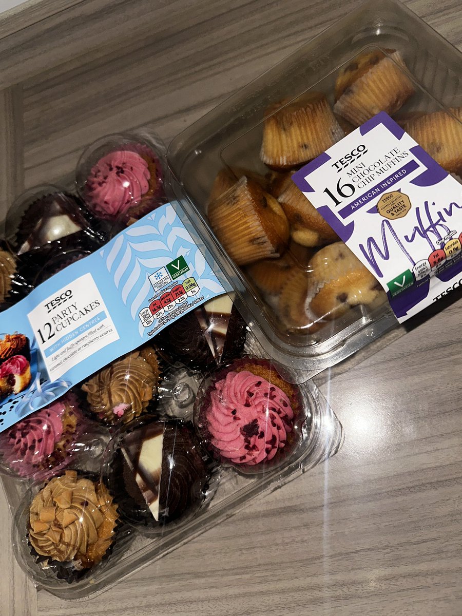 RMN_Chandni's tweet photo. Some goodbye sweet treats from @_elliepriestley to get us through her last shift!! 🧁 Even though you’re only next door, @TeamAvenhamPICU are going to miss you lot! It’s been short but we’ve really enjoyed having you working with us! Don’t forget us and come visit often 🥰🥰❤️❤️ https://t.co/JOXLdpY8og