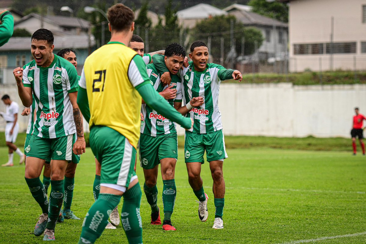 ECJuventude's tweet photo. Vitória Jaconera no Brasileirão de Aspirantes 🟢⚪ 

Com gols de Miguel, Gui Teixeira e Lucas Fernandes, o Juventude venceu o Goiás por 3 a 1. O próximo desafio da equipe de Filipe Dias será no domingo (13), às 15h no Homero Soldatelli, diante do Criciúma. 

📷 Nathan Bizotto/ECJ https://t.co/vtVz0Az33u