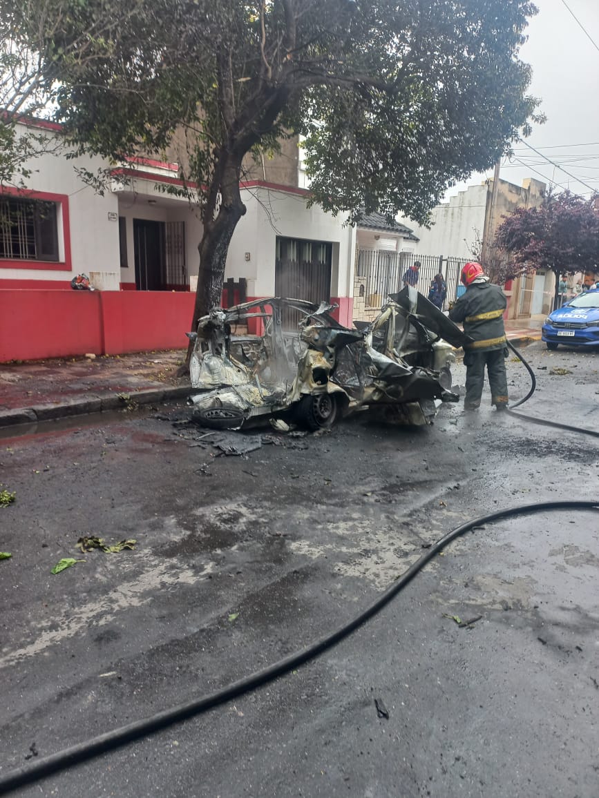 Impactante episodio
Explotó un auto en Córdoba y una familia se salvó de milagro ow.ly/k1Cg50TIggJ