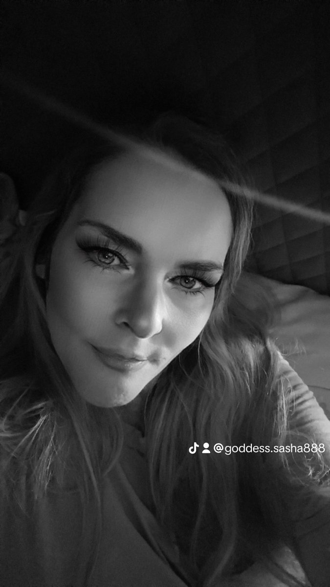 Goddess Findom Send Tribute
B&amp;W Beauty