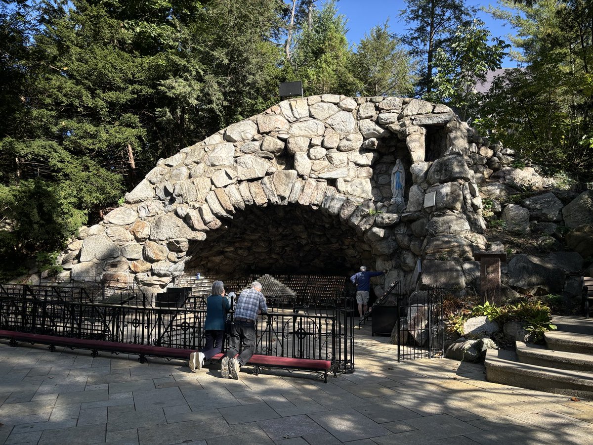 annenbcnews's tweet photo. Lit candles at ⁦@NotreDame⁩ Grotto for all those in #Milton’s path.  May you and all you love be safe. https://t.co/mWCdHDvYc4