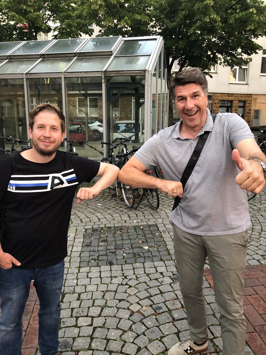 Kevin Kühnert ist einer meiner ersten Gäste in meinem #Podcast gewesen. Ich war und bin beeindruckt, wie unprätentiös er mir begegnet ist und das, obwohl ich weder Reichweite noch Bekanntheit besitze.
Ich wünsche ihm gute Besserung und schnelle Genesung!
#führung 
#spd
#kühnert