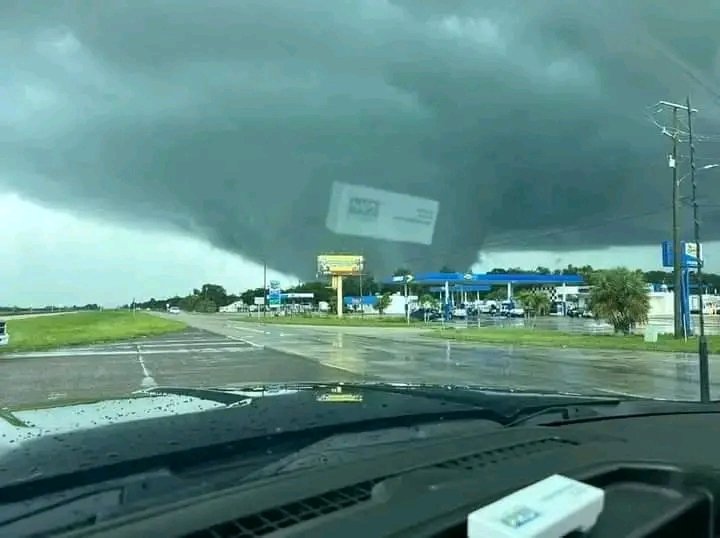 Tornado que antecedeu o furacão Milton - Foto: X