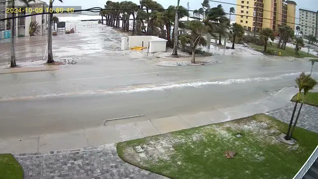 Water starting to cover Estero Blvd. on Fort Myers Beach from #HurricaneMilton <a href="/winknews/">WINK News</a> 

📸: Pierre