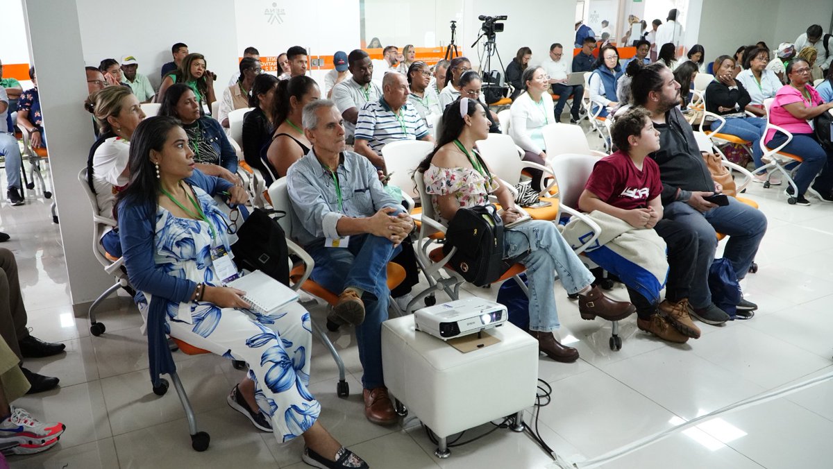 SENA_RValle's tweet photo. En el segundo día de sesiones, el Encuentro permite abordar Este Campo de la economía desde diferentes ópticas. "Agradecemos al Gobierno y al #SENA por visibilizar y apoyar la Economia popular y campesina" dijo Maria Fonseca, presidenta de la Asociación de tenderos de Santander https://t.co/t7FrsSYlf7