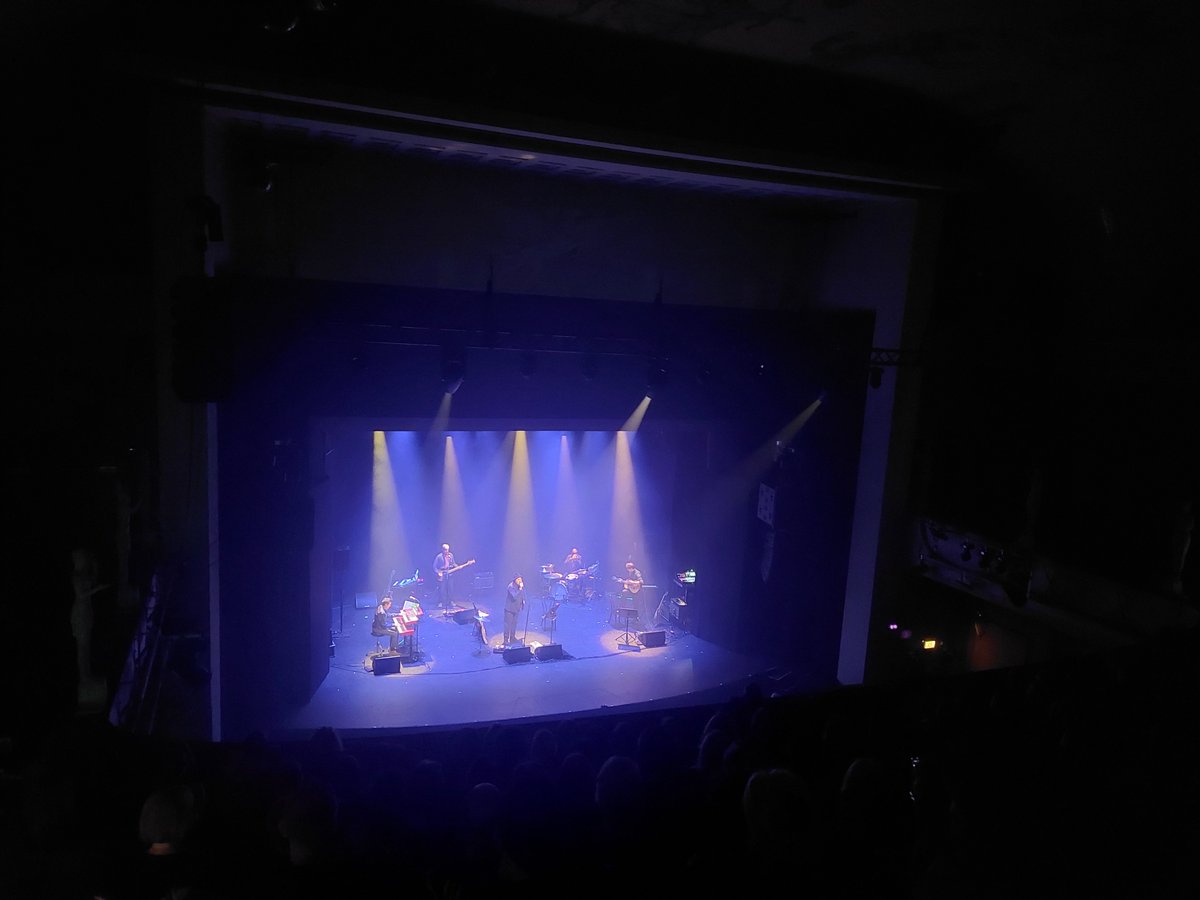 Tindersticks third time around. Precis före extranumren skriker jag två gånger Stars At Noon, strax efter spelar de min önskning planerat eller ej, denna moderna standard som är ett ledmotiv till en medioker film som ingen såg men som golvar dig varje gång du hör den.