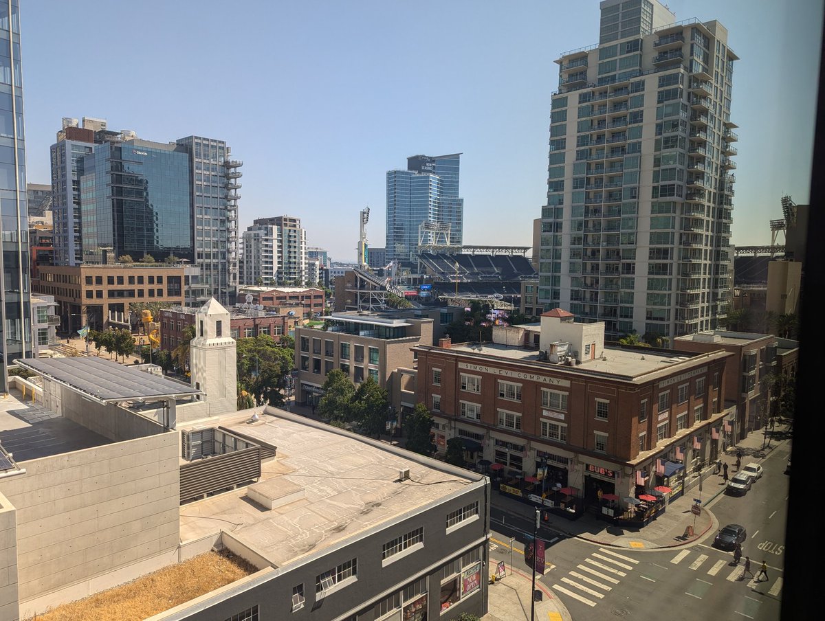 bcyde's tweet photo. @smackpiece maybe we should have got tickets, this is the view from our room. https://t.co/v0zZehMoMe