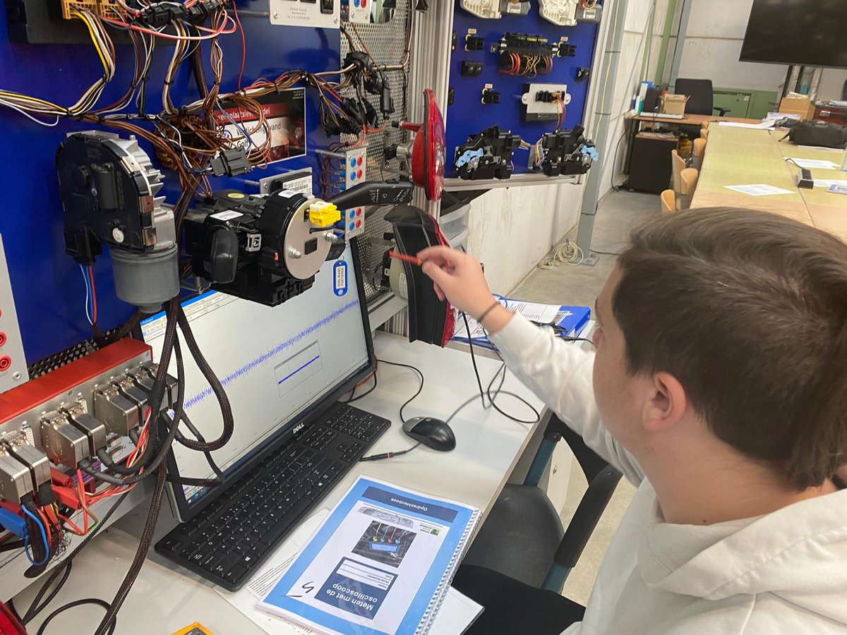 Fertet International (@fertinter) on Twitter photo Travail sur oscillateurs, prises de mesures de signaux électroniques, moteurs à hydrogène...suivez bien la formation est en anglais. <a href="/DSDEN70/">DSDEN de la Haute-Saône</a>
#ErasmusPlus Travail sur oscillateurs, prises de mesures de signaux électroniques, moteurs à hydrogène...suivez bien la formation est en anglais. <a href="/DSDEN70/">DSDEN de la Haute-Saône</a>
#ErasmusPlus