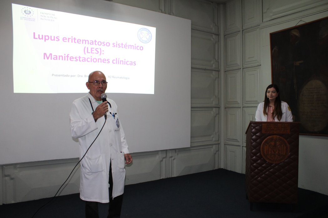 Manifestaciones Clínicas del Lupus eritematoso sistémico (LES) es la importante ponencia que se desarrolló esta mañana, de forma presencial y mediante la plataforma Google meet, como parte de la educación medica continua del Departamento de Medicina.
Esta ponencia ha sido llevada