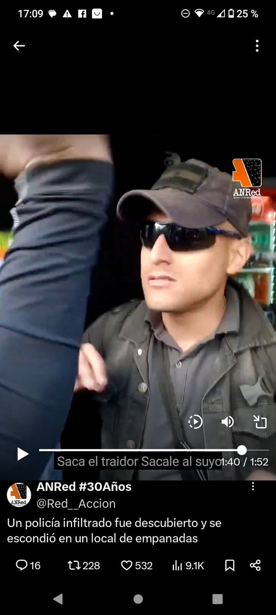 Bernardoelmago's tweet photo. Tres servicos infiltrados protegiendo a un influencer de Milei. El falso rappi; el que tiene gorro de lana negra y el de visera. https://t.co/EGQvJYEbTP