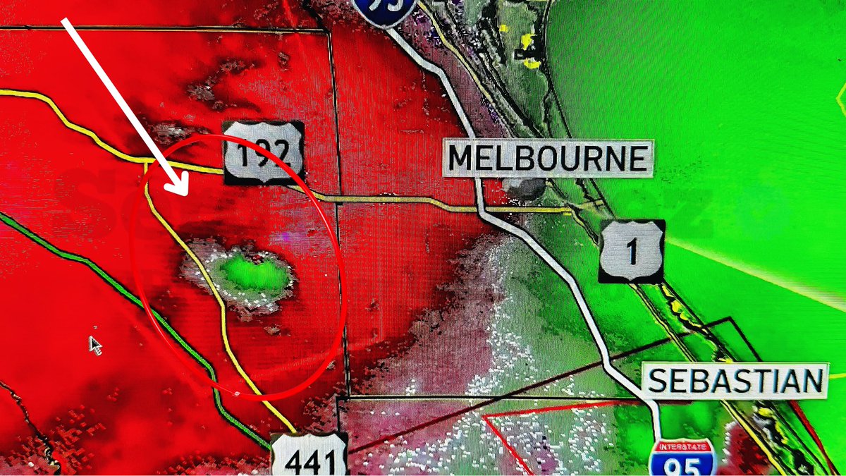 Sargox's tweet photo. 🇺🇸 Importante detección de mesociclón al extremo este de #Melbourne atravesó la ruta 192 (#Florida) durante el descenso detectado por condensación e inicio de fase madura en su apertura de rotación. #Milton 🌪️
⚠️ Posible afectación: #Conway #Wedgefield #NewEden #Holopaw y más. https://t.co/C687kbUQxS