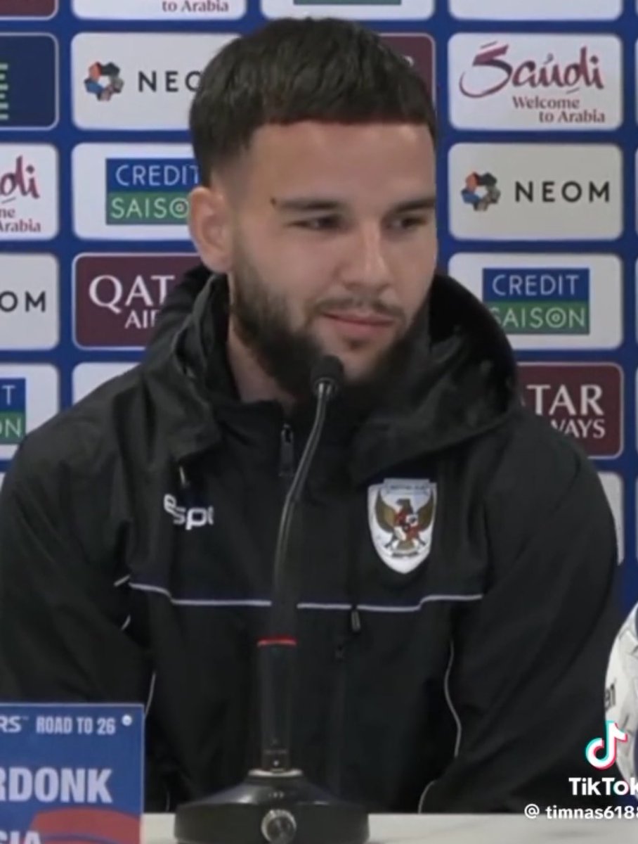Wartawan : yakin menang gak, di socmed timnas funny training kaya fokus, gak serius sama match, dan bahrain dulu pernah menang 10-0.

Verdonk : dihhhh 😏😏😏😏