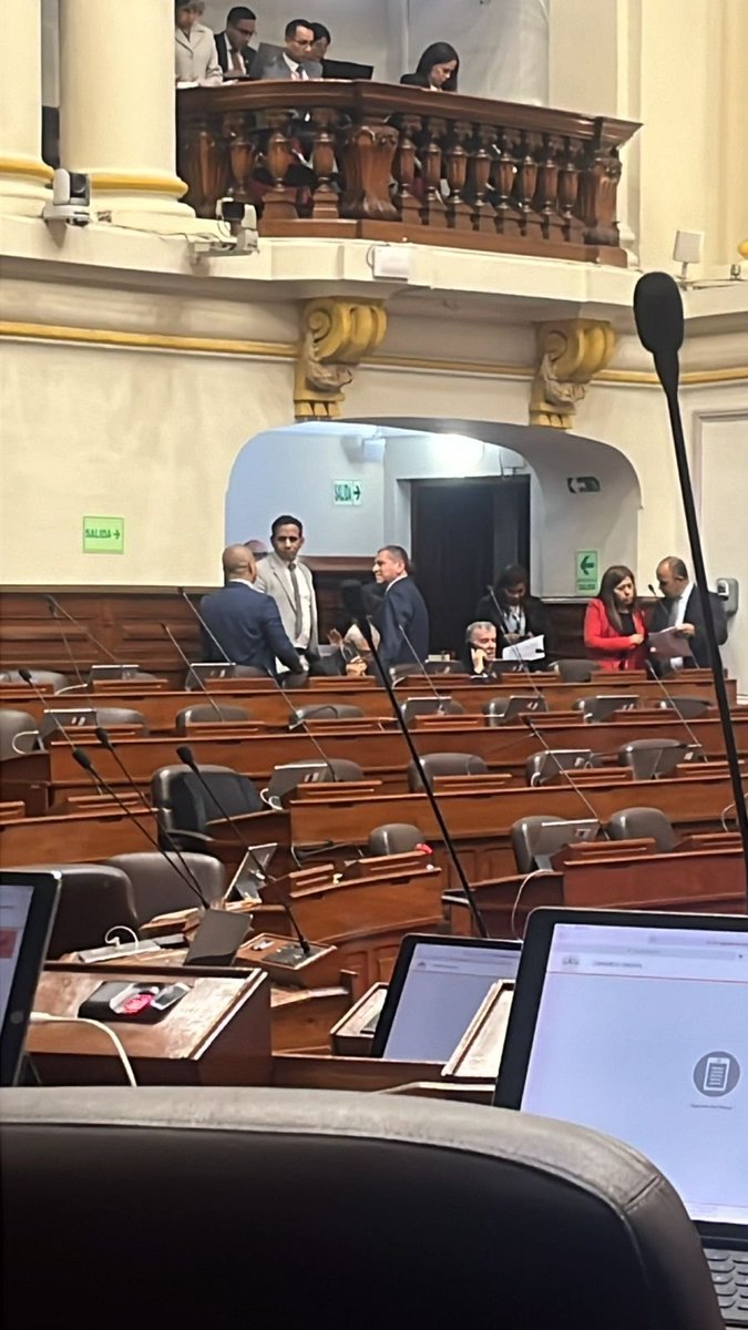 martinfiera's tweet photo. El fujimorista y chupe de Keiko Fujimori, Arturo alegría tratando de convencer a los niños de acción popular para que voten en favor de la ley que atenta el equilibrio de poderes y le da ventaja ante el TC.
Ya saben quién está destruyendo el país: Keiko Fujimori y el fujimorismo https://t.co/SkZ6zSUiBA