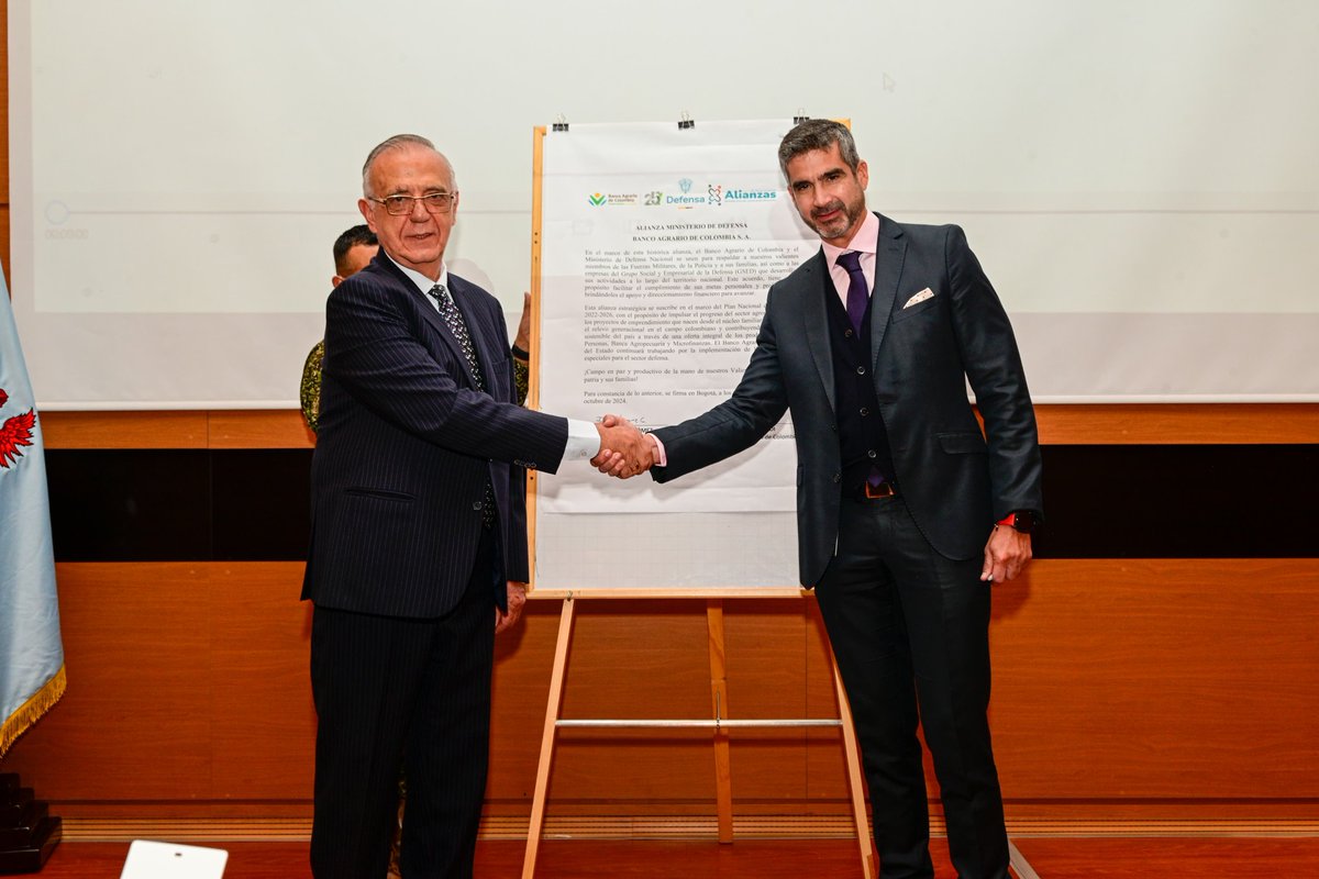 BancoAgrario's tweet photo. #EsNoticia

🧵
¡Hoy celebramos una importante alianza con @mindefensa, con la que queremos retribuir lo que la Fuerza Pública del país nos ha brindado!

El presidente del #BancoAgrario, Hernando Chica Zuccardi y @Ivan_Velasquez_, ministro de Defensa, suscribieron la alianza en el marco del Plan de Desarrollo, con el propósito de impulsar el progreso del sector agropecuario y  de propender por un campo en paz y productivo, de la mano de nuestros servidores de la patria y sus familias. 

#CrecerJuntosEsPosible 🤝👮