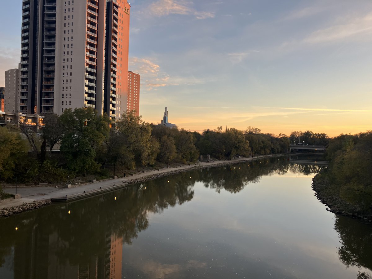 wpgpolice's tweet photo. River water levels and safety reminder – Starting October 15, water levels in Winnipeg's rivers will gradually drop by approximately 6.5 feet over two weeks. As a result, city boat launches are being removed.

We advise all boaters to remove their boats and docks by October 15.

Additionally, water temperatures in Winnipeg’s waterways have already decreased significantly. With colder weather approaching, there is an increased risk of hypothermia for anyone who may fall into the water.

Please exercise caution around all bodies of water, including rivers, streams, creeks, and retention ponds. Stay safe!