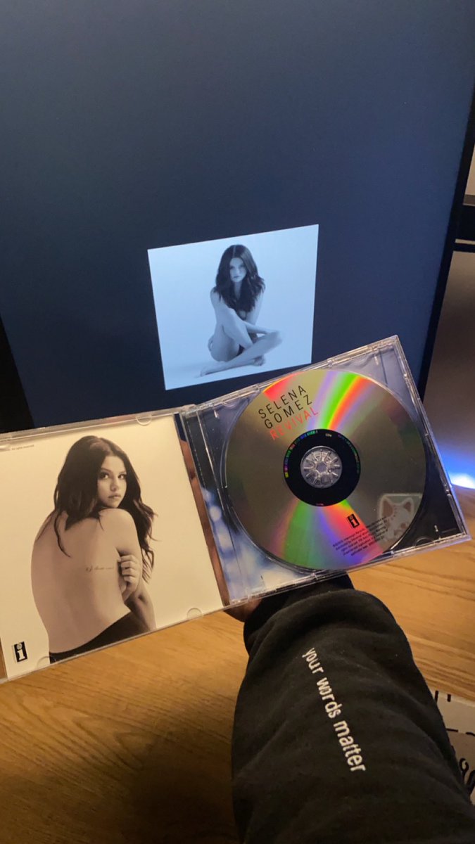 theonlymns's tweet image. Happy #9YearsOfRevival it will be my favorite album forever @SelenaFanClub