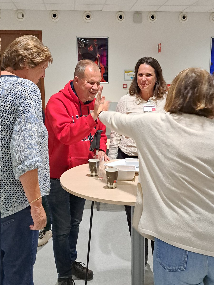 Gemeenteraad070's tweet photo. Het programma is afgelopen, maar we zijn nog niet klaar! Tijdens de borrel praten de bewoners en politici verder.
#RaadInDeStad https://t.co/frrrKfcEMd