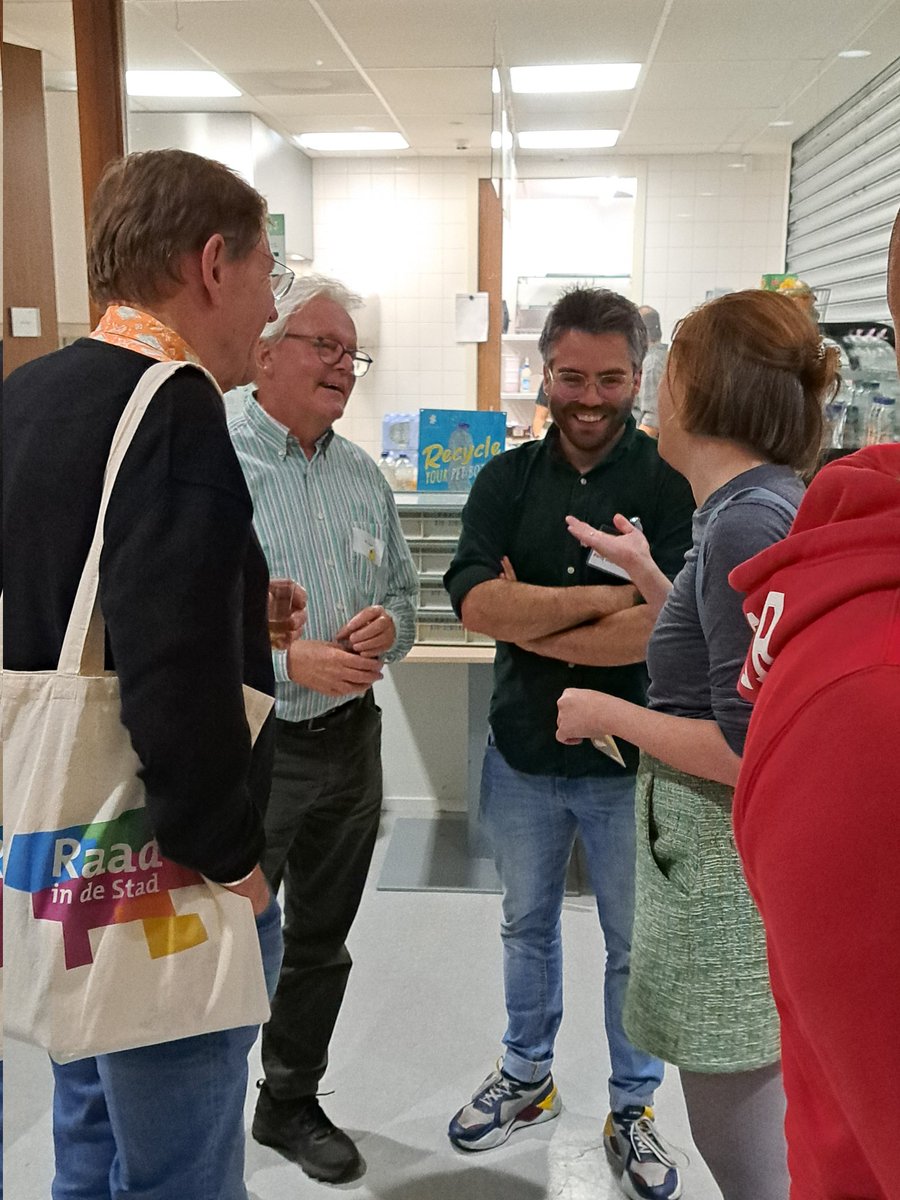 Gemeenteraad070's tweet photo. Het programma is afgelopen, maar we zijn nog niet klaar! Tijdens de borrel praten de bewoners en politici verder.
#RaadInDeStad https://t.co/frrrKfcEMd