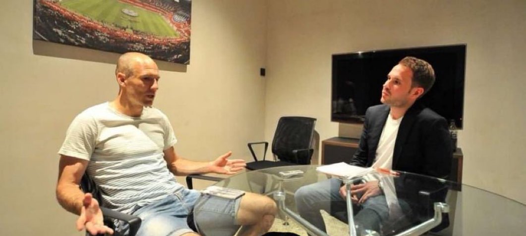 🗣️Arjen Robben: “Messi tuvo un descalabro en el fútbol. Cuando empezó a jugar al fútbol, ​​éste evolucionó mucho y hasta los espectadores lo disfrutaban más. En su época se lo llamaba Súper Fútbol, ​​pero después de que se fue de Europa el fútbol decayó significativamente”.

“La