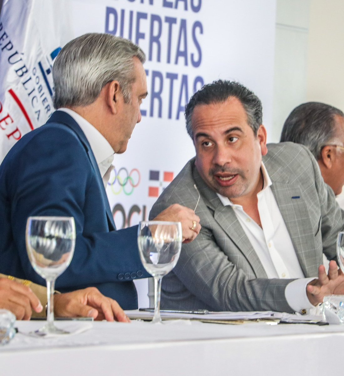 ARenLosDeportes's tweet photo. La actividad de hoy de @miderec_rd  con los clubes puso de manifiesto el conocimiento del presidente @luisabinader de los clubes deportivos y culturales del GSD. Ahora viene un plan con ellos para con el deporte paliar la delincuencia y seguir construyendo techados. https://t.co/sIv1CGxI1k