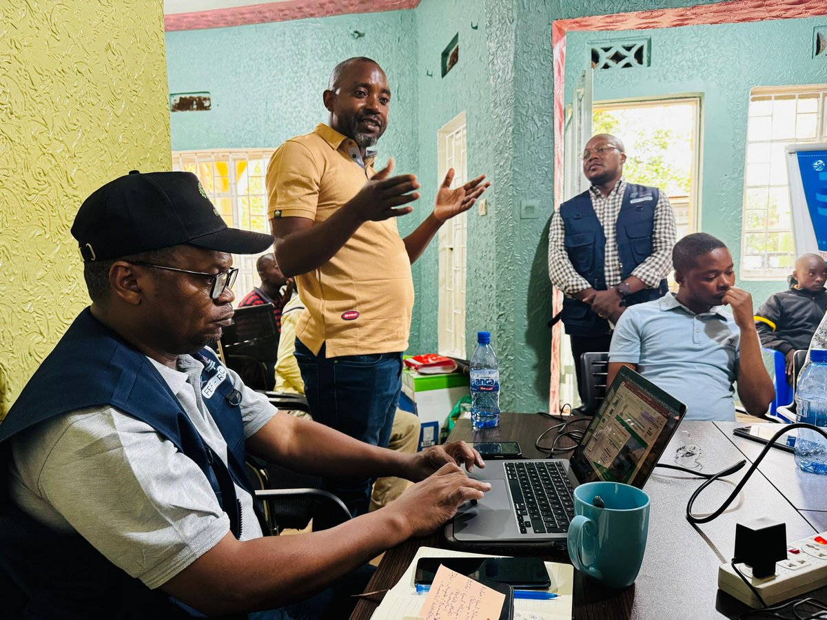 RdcApem's tweet photo. Sud-Kivu |  Salle de réunion Antenne APEM de Bulavu | Réunion des délégués des communautés locales et peuples autochtones pour préparer leur participation au lancement du projet "Réseau des défenseurs luttant contre la criminalité environnementale " appuyé par la France. https://t.co/pBYEUD6orh