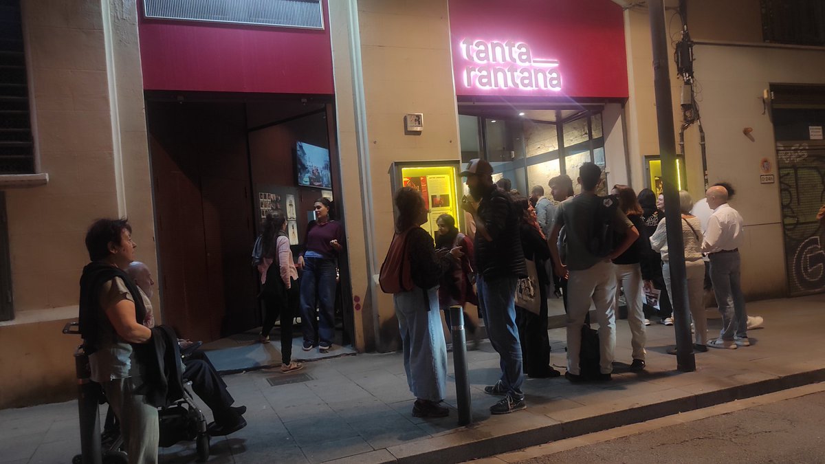 funkyover's tweet photo. #ElsMiserables
Un brillant Gerard Franch(magnífic registre) amb tots els papers del musical, fins que comença la brega de la veritable Revolució teatral
La sublevació per demanar millores es perd entre burocràcia, indiferència i tot queda en res. Res? una obra boja i divertida https://t.co/bzoFQCq9jb