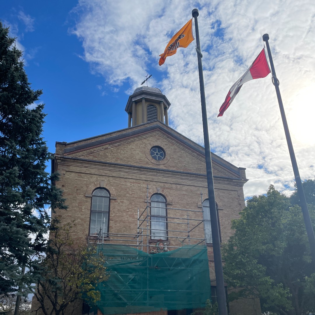 Check out that shiny new dome ✨ Restoration on the cupola is complete, but there's still some work being done on the city crest at the front of the building. We can't wait to see it all finished!