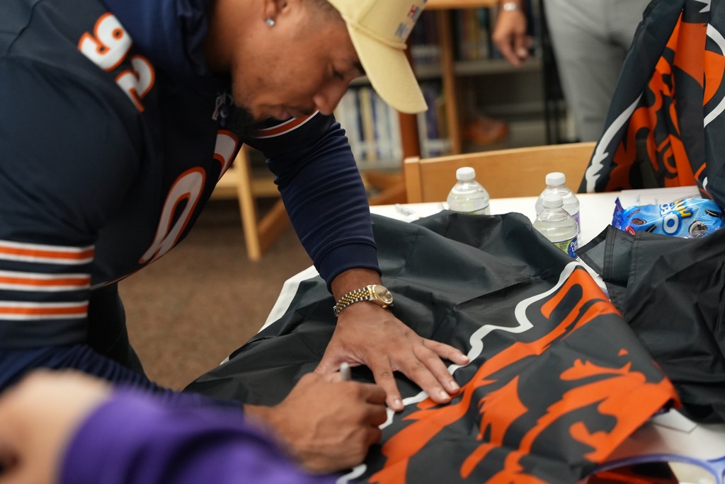 💜 It's WOW Wednesday! 💜

Our incredible WOW students at Solorio High School had the unique opportunity to sit down in a group circle with #92 Daniel Hardy from the Chicago Bears. 

#BearsCare #WOWWednesday