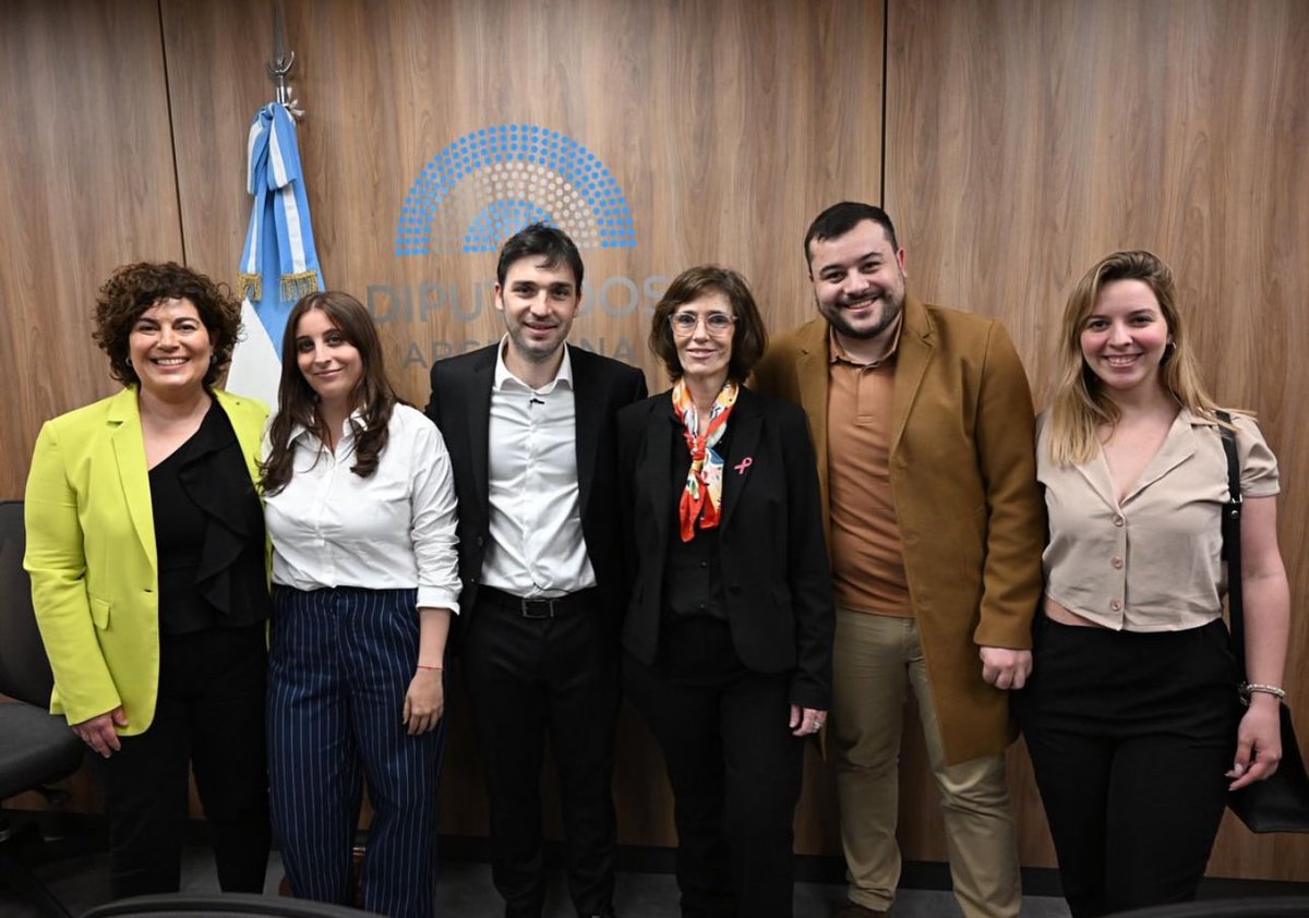 FitaGustavo's tweet photo. Una vez más, los diputados que responden a @NachoTorresCH demuestran su falta de compromiso con la educación pública. @AnaClaraRomer vuelve a votar en contra del financiamiento de nuestras universidades, dejando en claro la verdadera cara del PRO en #Chubut. Vienen a la provincia y prometen una cosa, pero en Buenos Aires votan lo contrario. 

#HipocresiaPolítica #UniversidadPública
