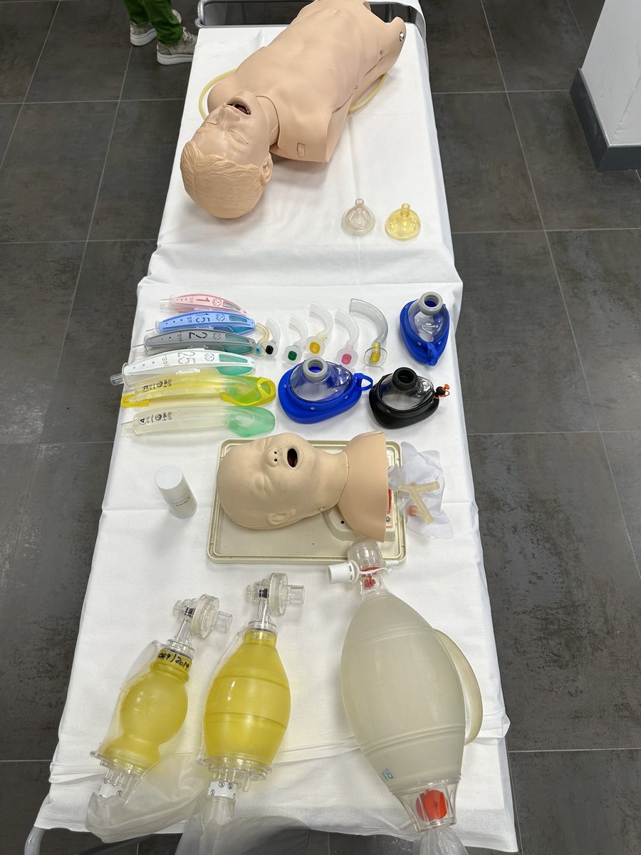 FerLPereira's tweet image. Dos días actualizando conocimientos sobre el soporte vital avanzado pediátrico.
Formar es una buena manera de obligarse a estar actualizado
Curso #EPALS @ERC_resus para prestar la mejor asistencia posible a los niños
#Formacion #Docencia #Aprender #EnfermeraDeEmergencias #SAMURPC