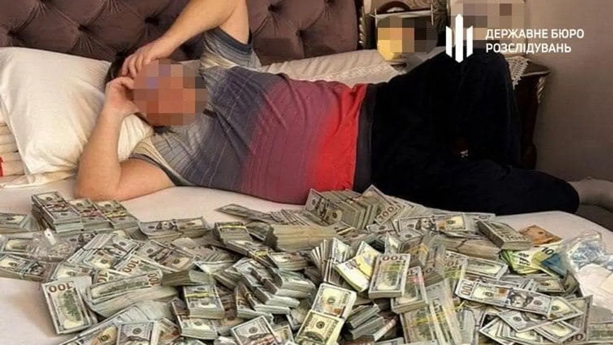 <a href="/prisonmitch/"></a> #5 - Corrupt Ukrainian official’s son found lying in bed with huge sum of money.

During a search of the official’s home, the man was found with various currencies worth a total of $6 million, which is an extraordinary sum for Ukraine.

The official in Zelensky’s party is accused