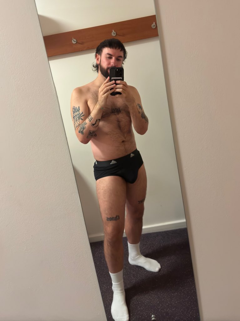 Hi from a very average hotel mirror 🫥