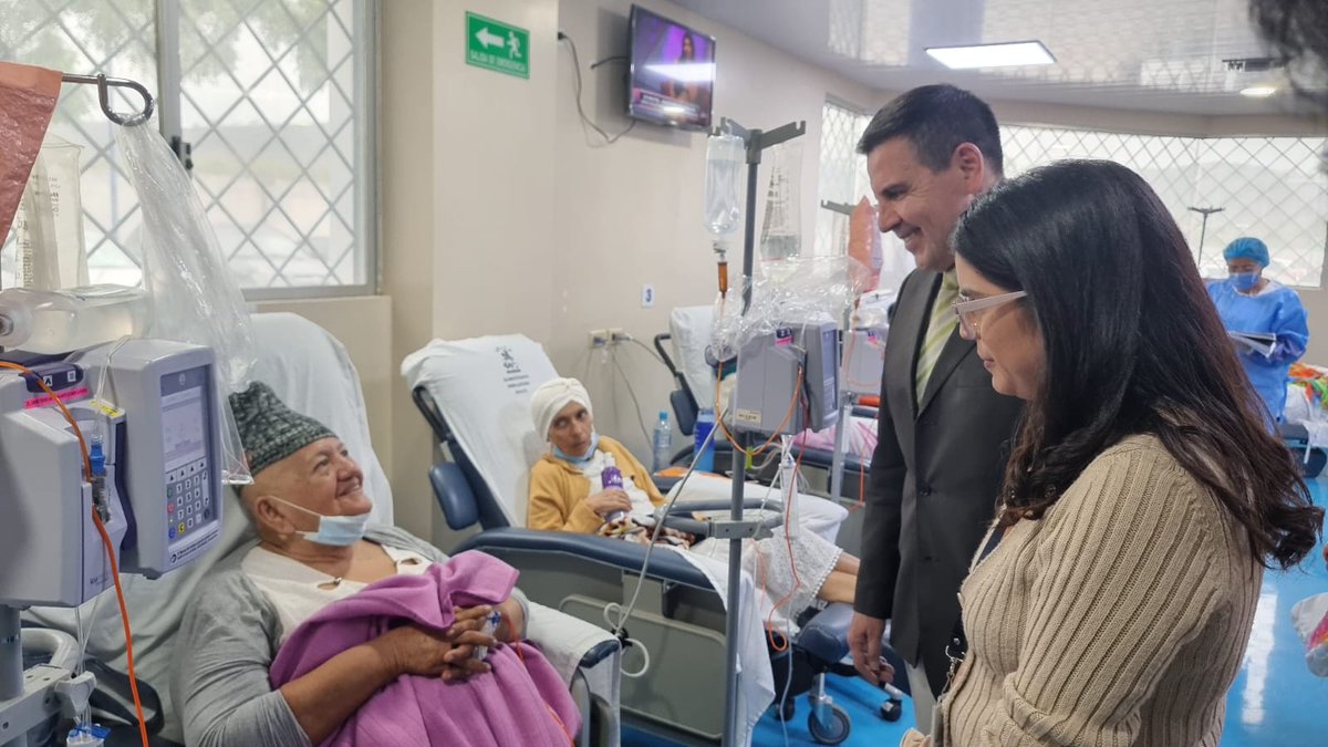 IESS_Manabi's tweet photo. #IESSteInforma | @Francisca_LeonV, directora del @IESS_SSC, y autoridades del @IESS_Manabi recorrieron las áreas de Quimioterapia, Radiología, Hospitalización y UCI Pediátrico de @Solca_Manabi para constatar la atención que reciben los pacientes derivados de la institución.🤝🏥 https://t.co/wpOqjrONrR
