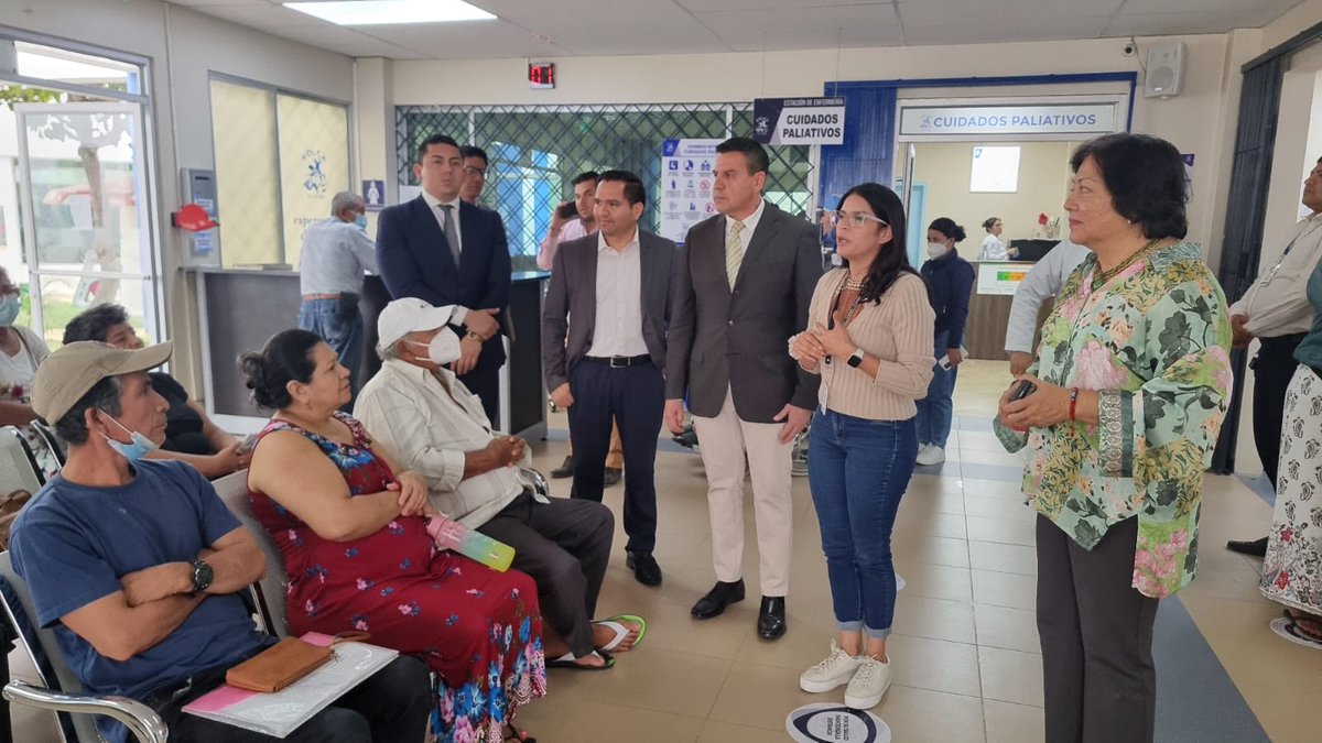 IESS_Manabi's tweet photo. #IESSteInforma | @Francisca_LeonV, directora del @IESS_SSC, y autoridades del @IESS_Manabi recorrieron las áreas de Quimioterapia, Radiología, Hospitalización y UCI Pediátrico de @Solca_Manabi para constatar la atención que reciben los pacientes derivados de la institución.🤝🏥 https://t.co/wpOqjrONrR