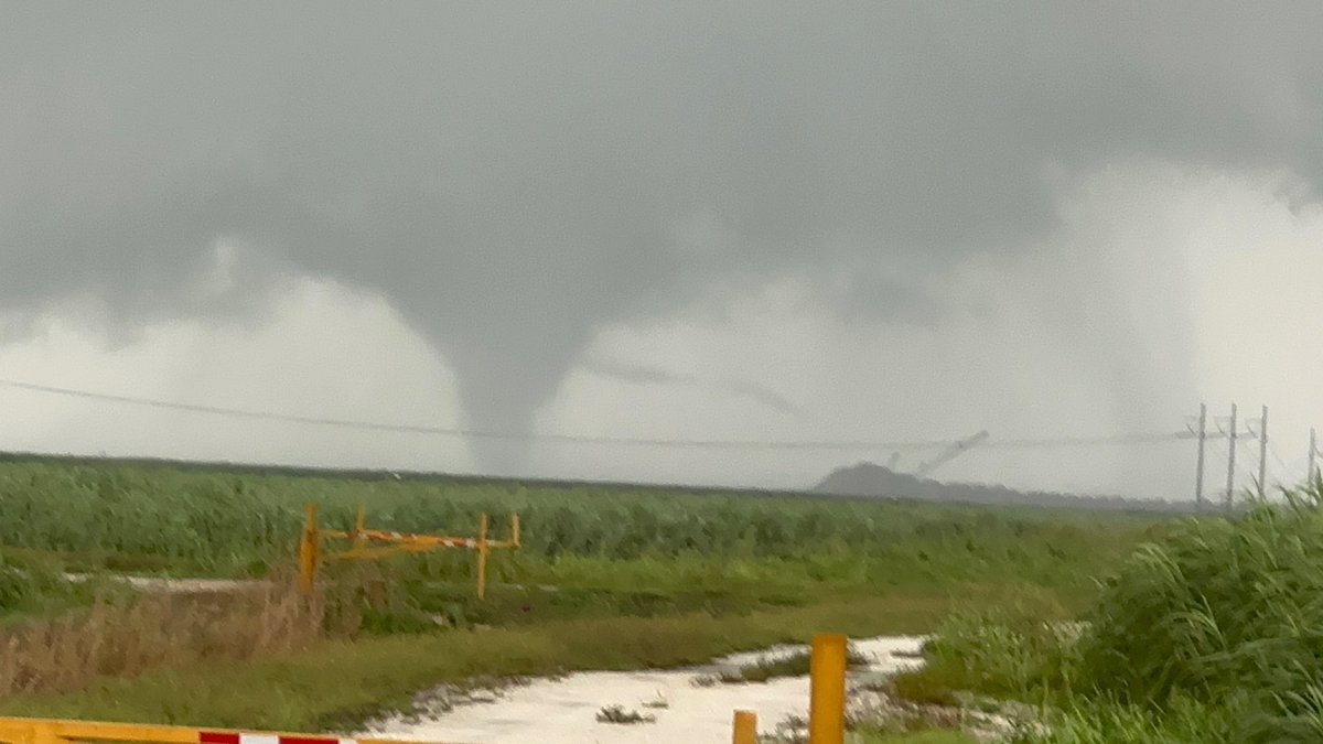 <a href="/NWSMiami/">NWS Miami</a> my friend Jacob Doyon west of Wellington just sent me this picture