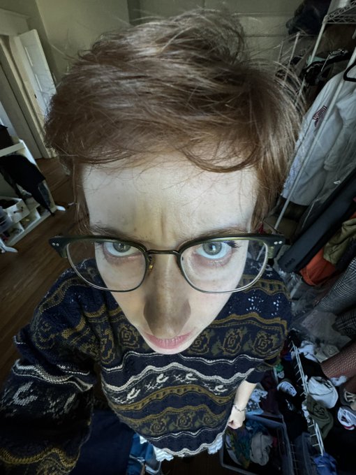 2 pic. POV ur a little bit taller than me and I looked at you like this and then you leaned in to kiss
