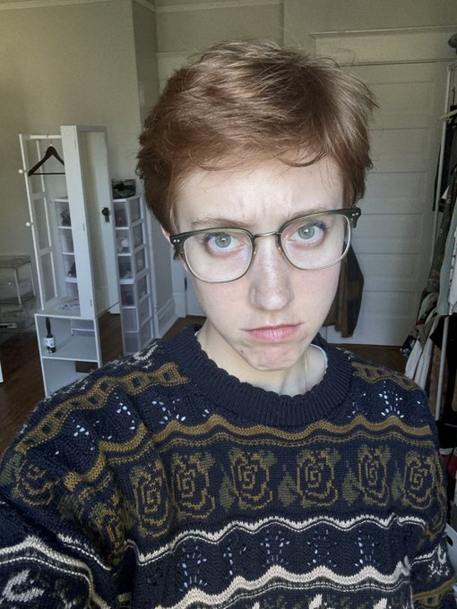 1 pic. POV ur a little bit taller than me and I looked at you like this and then you leaned in to kiss