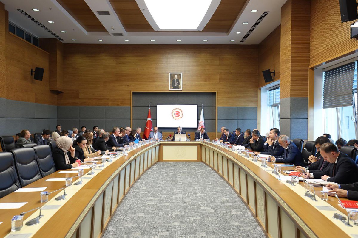 Milletvekili arkadaşlarımız ile birlikte;

Kamu İktisadi Teşebbüsleri Komisyonu bilgilendirme toplantısını gerçekleştirdik. 

Hayırlara vesile olmasını dilerim.